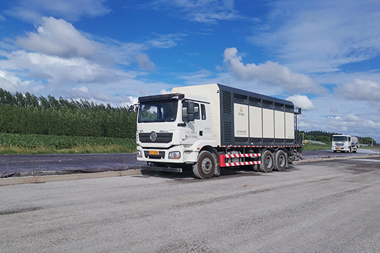 九州陸達(dá)水泥凈漿灑布車(chē)助力明董高速連接線(xiàn)施工